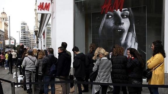 Cola en la tienda de H&M en la Gran Vía madrileña.