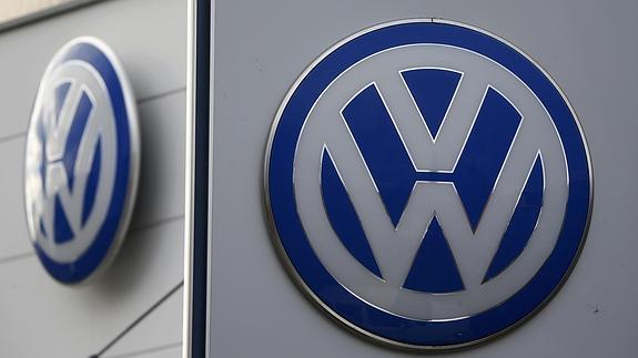 Logotipo de Volkswagen en un concesionario de la compañía.