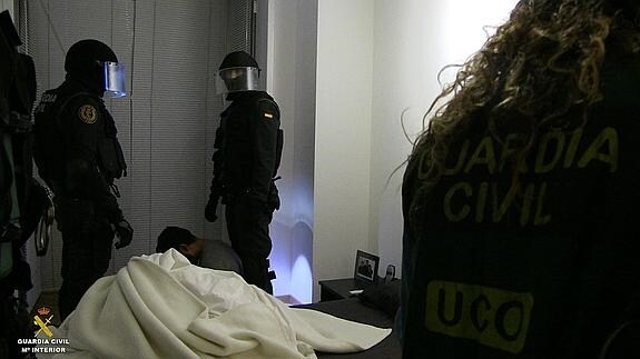 Los agentes realizan una detención en el marco de la 'Operación Rencilla'. 