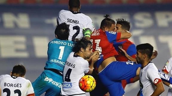 Los jugadores del Levante y del Deportivo luchan por la pelota. 