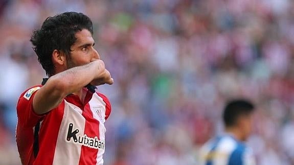 Raúl García celebra el segundo gol. 