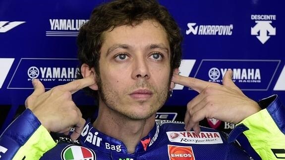 Rossi se tapa los oídos en su garaje. 