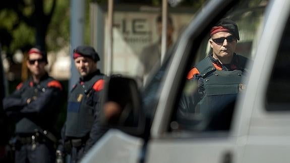 Mossos d'Esquadra en una calle de Barcelona.