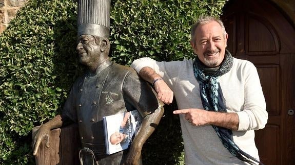 Arguiñano posa a la entrada de su restaurante de Zarauz.