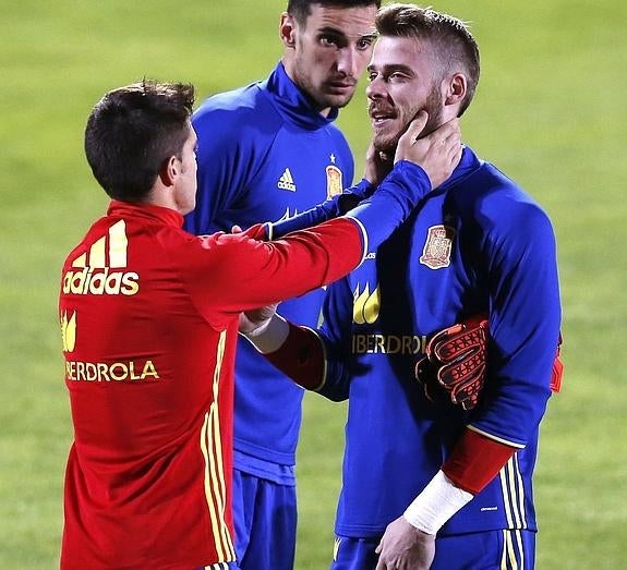 Bartra (i) habla con De Gea.