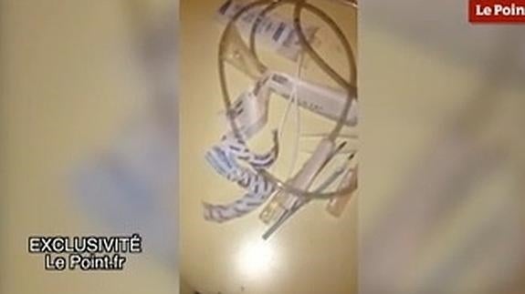 Jeringuillas y sondas halladas en la habitación de los terroristas.
