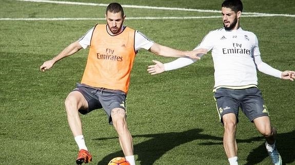 Benzema (i), junto a Isco en un entrenamiento. 