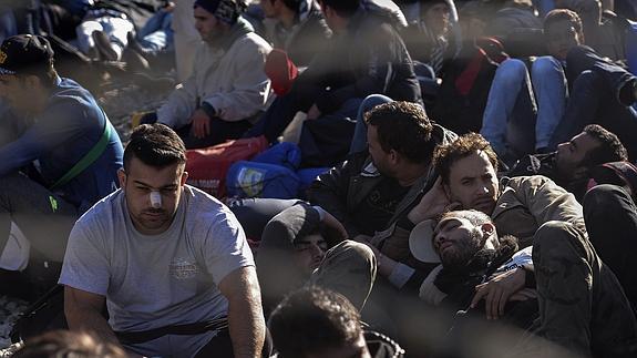 Un grupo de refugiados en la frontera entre Grecia y Macedonia.