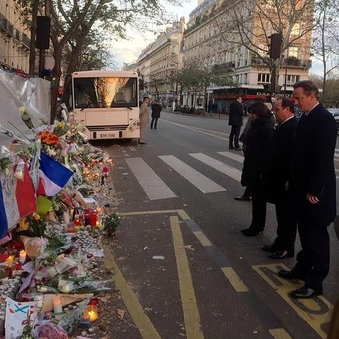 Cameron (dcha.) y Hollande, frente a la sala Bataclan. 