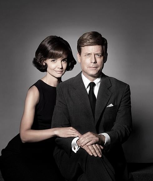 Katie Holmes, junto a Greg Kinnear, en 'Los Kennedy'. 