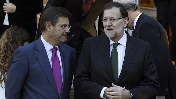El presidente del Gobierno, Mariano Rajoy (d) junto al ministro de Justicia, Rafael Catalá.