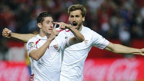 Escudero (i) celebra su gol junto a Llorente. 