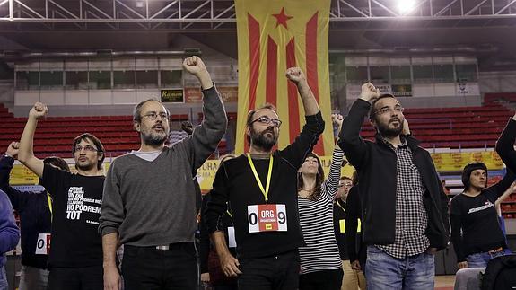 Los miembros de la CUP Antonio Baños, Benet Salellas, y Albert Butran, durante un acto de la formación política.