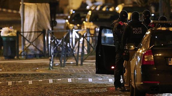 Agentes policiales belgas en el barrio de Molenbeek, en Bruselas.