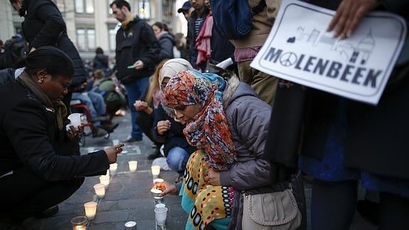 Varias personas homenajean a las víctimas de los atentados.