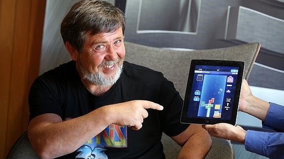 Alexey Pajitnov, junto a su creación.