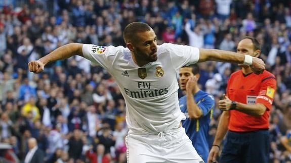 Benzema celebra un gol con el Real Madrid. 