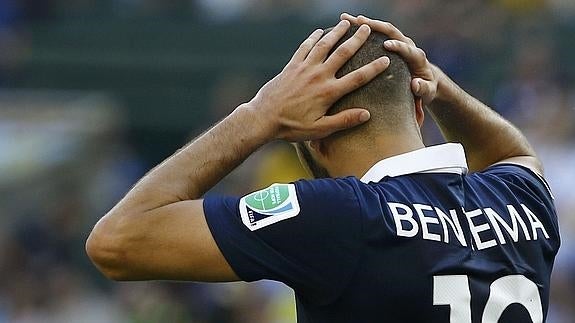 Benzema se lamenta durante un partido con la selección francesa. 
