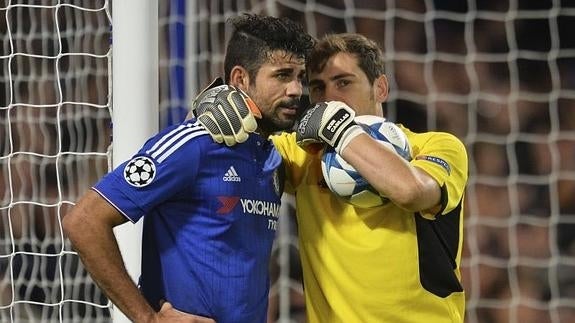 Diego Costa (i) charla con Casillas durante el partido. 