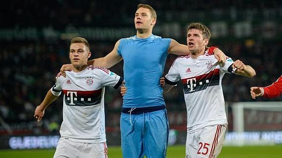 Los jugadores del Bayern celebran su triunfo en Hanóver. 
