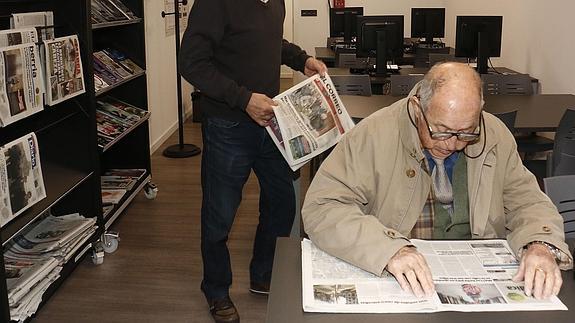 Pensionista leyendo el periódico. 