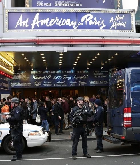 Integrantes del equipo Hércules de la Policía de Nueva York patrullan por Times Square. 