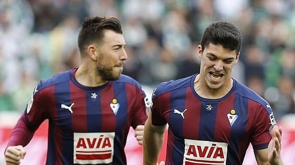 Ander Capa (d) celebra con Enrich el primer gol del Eibar. 