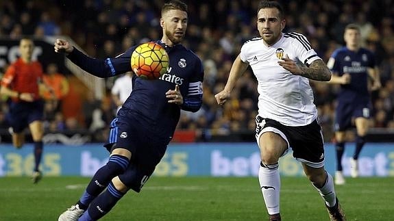 Sergio Ramos (i) lucha por un balón ante el valencianista Paco Alcácer (d). 