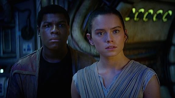 John Boyega y Daisy Ridley. 