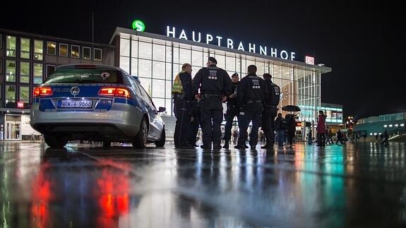 Oficiales de Policías patrullan en la estación principal de Colonia (Alemania).
