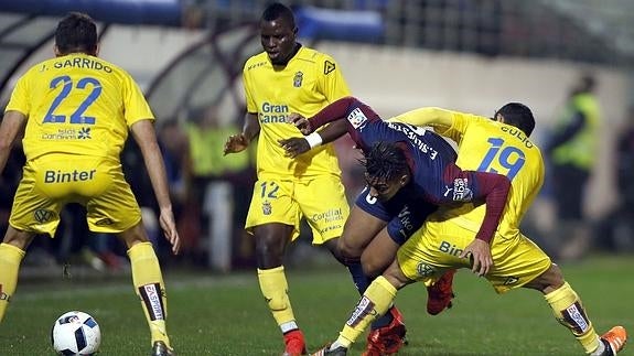 Jugadores de la UD Las Palmas pelean un balón. 