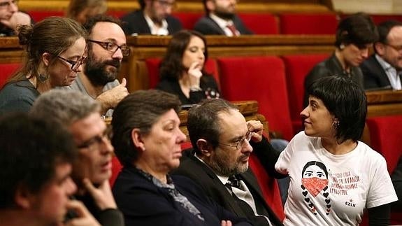 La diputada de la CUP, Anna Gabriel (d), junto a Antonio Baños (2d), habla con Benet Salellas (2i, arriba) y Eulàlia Reguant (i).