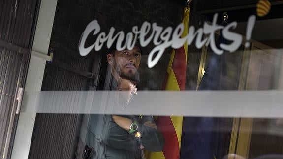 Un guardia civil en la sede de CDC el pasado mes de octubre.