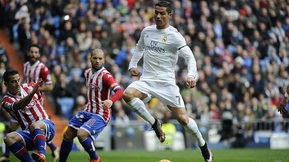 Cristiano Ronaldo (d), ante el Sporting. 