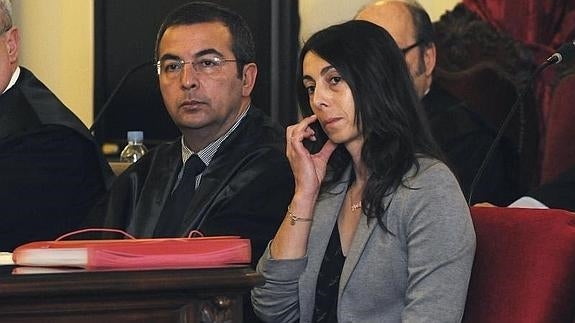 Raquel Gago, junto a su abogado, durante el juicio. 