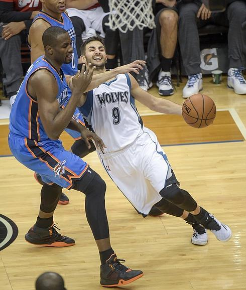 Serge Ibaka y Ricky Rubio. 