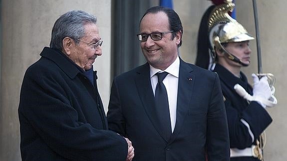 Raúl Castro saluda a François Hollande. 