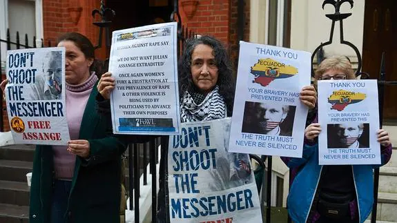 Simpatizantes de Julian Assange concentrados frente a la embajada ecuatoriana en Londres.