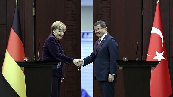 La canciller alemana, Angela Merkel, y el primer ministro turco, Ahmet Davutoglu. 
