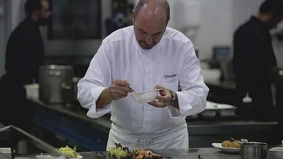 El chef Íñigo Urrechu prepara una ensalada de bogavante en su restaurante.