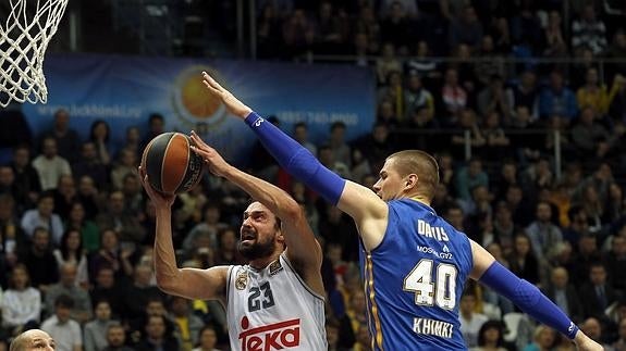 Llull tirando a canasta. 