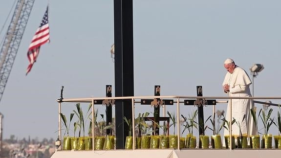 El Papa, durante la misa en la frontera entre México y EE UU.