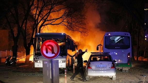 Un autobús en llamas tras el atentado del miércoles en Ankara.