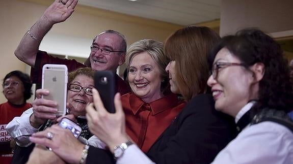 Hillary Clinton se saca selfies con varios simpatizantes.