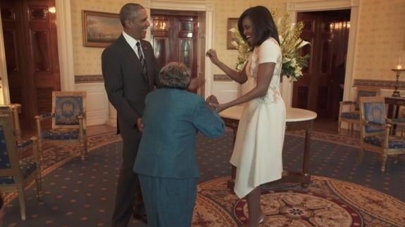 Imagen del encuentro de Virginia McLaurin con los Obama. 