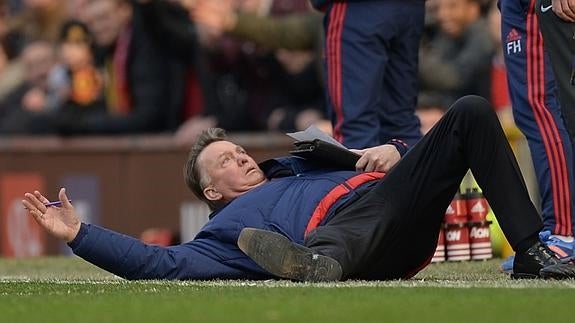 Van Gaal simula un piscinazo para protestar al árbitro. 