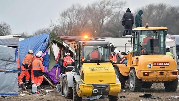 Bulldozers destruyen una parte del campamento de Calais.