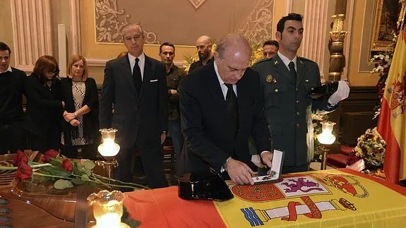 Fernández Díaz impone la Cruz de la Orden del Mérito de la Guardia Civil al agente fallecido.