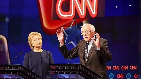 Los aspirantes presidenciales del Partido Demócrata, Hillary Clinton y Bernie Sanders.