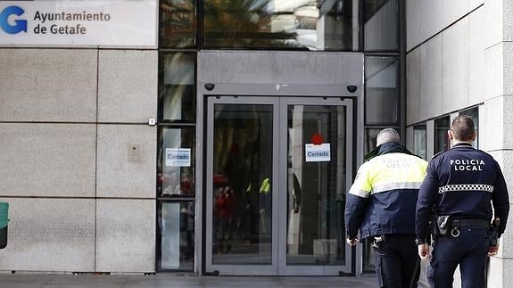 Agentes de la Policía Nacional registran las dependencias del Ayuntamiento de Getafe.